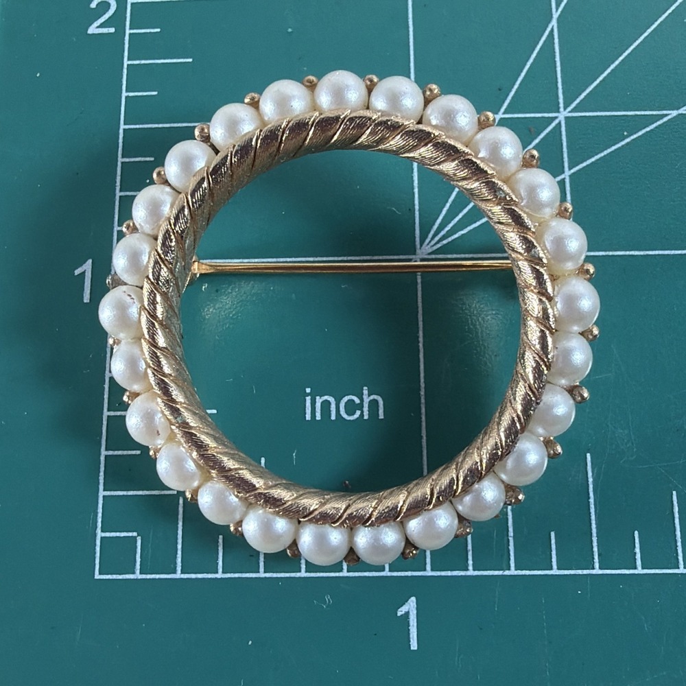Vintage Crown Trifari Gold Tone Faux Pearl Round Wreath Brooch Pin